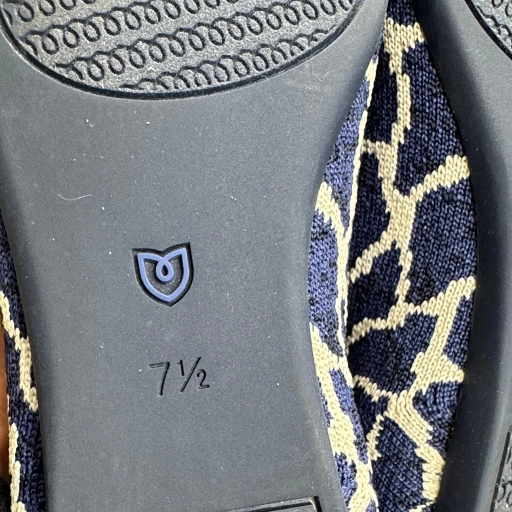 Rothy's The Point Indigo Giraffe Blue White Animal Print Size 7.5‎ Pointed Toe